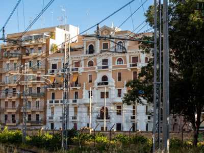 Una visione completa � possibile solo percorrendo la parallela via Capruzzi, ma comunque disturbata dalla lontananza e soprattutto dai numerosi tralicci dell�elettricit� che accompagnano il percorso dei treni